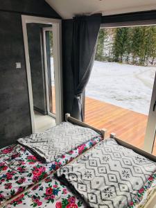 Cama en habitación con ventana en Chyża Zagroda en Jaworki