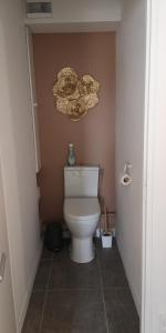 La salle de bains est pourvue de toilettes blanches dans le couloir. dans l'établissement Emplacement exceptionnel / Vue Etang de Vannes, à Vannes 20 autres photos