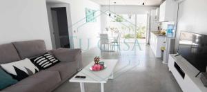 uma sala de estar com um sofá e uma mesa em Villa Áurea em Cádiz