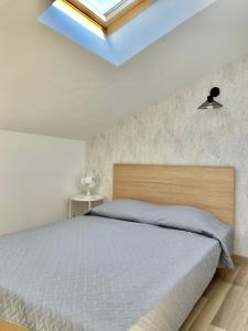 カンヌにあるSafari apartment in heart of Cannes and beachesのベッドルーム1室(天窓付きの大型ベッド1台付)