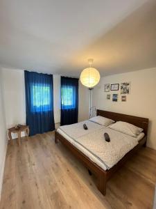 Un dormitorio con una cama y una lámpara. en Amira Apartman en Komárno