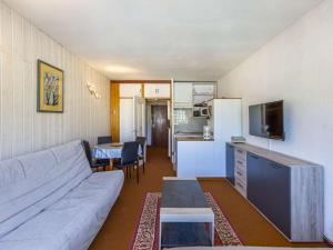 a living room with a couch and a kitchen at Studio 4 pers, pied des pistes, balcon, kitchenette équipée, Gourette - FR-1-400-46 in Gourette +4 photos