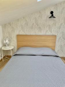 カンヌにあるSafari apartment in heart of Cannes and beachesのベッドルーム1室(木製ヘッドボード付きのベッド1台付)