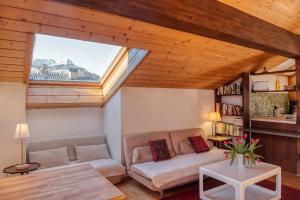a living room with a couch and a window at Ruhige Ferienwohnung Partenkirchen 2 in Garmisch-Partenkirchen