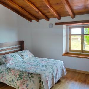 a bedroom with a bed and a window at Invernal de Tobaño in Cahecho