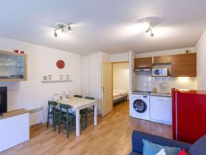 a kitchen and living room with a table and chairs at T2 cosy en centre-ville avec parking, proche commodités, 3 stations de ski, non fumeur - FR-1-402-118 in Luz-Saint-Sauveur +2 photos