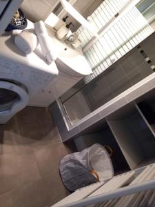 ein Krankenhauszimmer mit einem Bett und einer Waschmaschine in der Unterkunft Superbe STUDIO (28m2) avec terrasse / vue TOUR EIFFEL / PUTEAUX in Puteaux