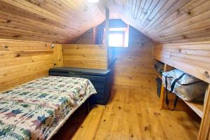 - une chambre avec un lit dans une cabane en bois dans l'établissement Refuge La-Hournêre Campan, à Campan