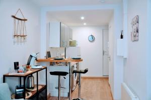 a kitchen with a counter and a desk in a room at Dormir à Brioude - appartement 'esprit zen' in Brioude