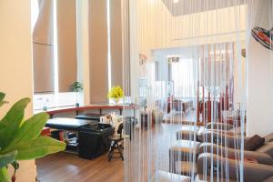 - un salon avec un piano et une chambre avec des chaises dans l'établissement Hoa Nam Hotel, 
