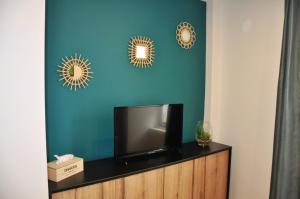 TV a/nebo společenská místnost v ubytování Dormir à Brioude - appartement 'esprit zen' + 20 fotografií