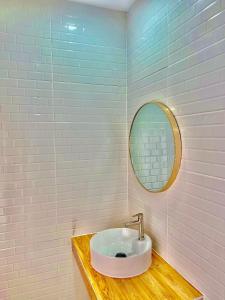 a bathroom with a sink and a mirror at โอบกอด รีสอร์ท เกาะล้าน in Ko Larn