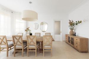 jadalnia z drewnianym stołem i krzesłami w obiekcie Luxury Seaview Villa by Olala Homes w mieście Teià