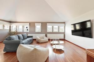 Televízia a/alebo spoločenská miestnosť v ubytovaní Luxury Seaview Villa by Olala Homes + 31 fotografií