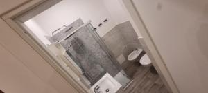 a small bathroom with a toilet and a sink at Casa Roma in Piacenza