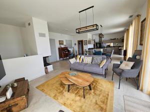 sala de estar con sofá y mesa en Superbe villa avec piscine- Erbalunga Cap Corse en Brando