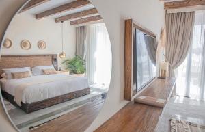 sypialnia z dużym łóżkiem i lustrem w obiekcie Le sidi Cabana ( hacienda bay ) w mieście El Alamein