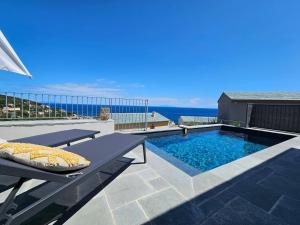 Villa con piscina y vistas al océano en Superbe villa avec piscine- Erbalunga Cap Corse en Brando