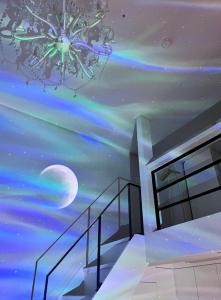 un mural de la aurora boreal en el techo de un edificio en Angel House, en Daegu