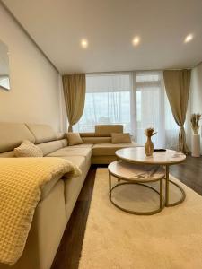 En sittgrupp på REGENCY Apartments - Stylische zentrale 50m2 Wohnung mit Balkon, Wasserblick und Netflix