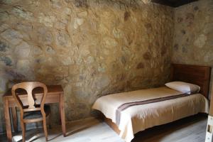 a bedroom with a bed and a desk and a chair at Çambaşı Armutalan Dağ Evleri in Cambaşı Yaylası