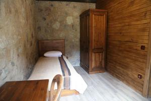 Una cama o camas en una habitación de Çambaşı Armutalan Dağ Evleri