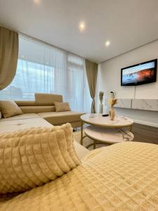 พื้นที่นั่งเล่นของ REGENCY Apartments - Stylische zentrale 50m2 Wohnung mit Balkon, Wasserblick und Netflix