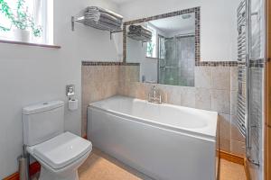 Koupelna v ubytování Laurel - pet-friendly cottage with indoor pool, hot tub & panoramic Snowdonia views + 11 fotografií