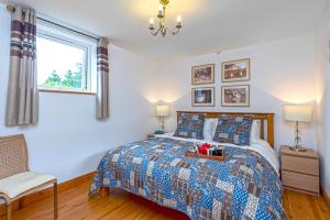 Postel nebo postele na pokoji v ubytování Laurel - pet-friendly cottage with indoor pool, hot tub & panoramic Snowdonia views