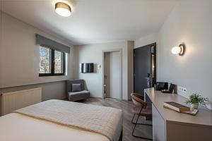 Televízia a/alebo spoločenská miestnosť v ubytovaní BED in Athens