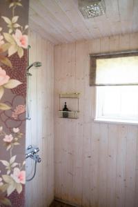 a bathroom with a shower and a window at Meela Talu Puhkekompleks in Kuusiku