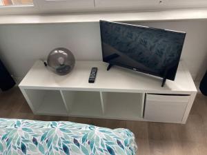 a white dresser with a television on top of it at Élégant studio rénové in Boulogne-sur-Mer