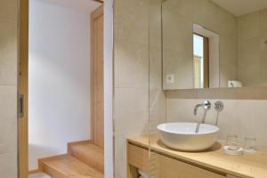 ein Bad mit einem Waschbecken und einem Spiegel in der Unterkunft Guest House Vračko in Zgornja Kungota
