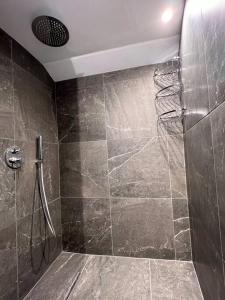 La salle de bains est pourvue d'une douche avec une porte en verre. dans l'établissement Aquamarine, à Firopótamos