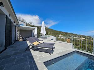 un patio con banco y piscina en Superbe villa avec piscine- Erbalunga Cap Corse en Brando
