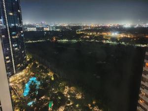 una vista aérea de una ciudad por la noche en BGC Loft in Avant, stunning golf view! en Manila