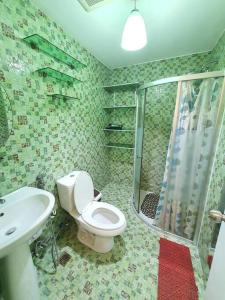 W łazience znajduje się toaleta, prysznic i umywalka. w obiekcie BGC Loft in Avant, stunning golf view! w mieście Manila
