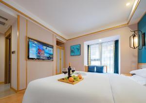 Xiangxi's Lovely - Yangyun Hotel的电视和/或娱乐中心