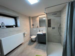 Ein Badezimmer in der Unterkunft Ferienwohnung Thiel