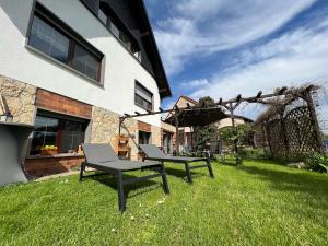 einen Picknicktisch und zwei Stühle im Hof in der Unterkunft Ferienwohnung Thiel in Neumark