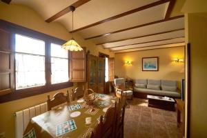 sala de estar con mesa y sofá en Apartamentos Hacienda Llamabua, en Navia