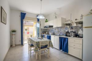 uma cozinha com uma mesa com uma toalha de mesa em Etna Sicilian House em Linguaglossa