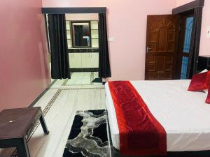 Hotel Rajshree Palace客房内的一张或多张床位