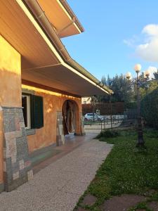 un edificio con porche y luz de la calle en Serendipity, en Grottaferrata