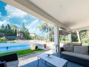 ヴィドーバンにあるAmazing villa in Vidauban with heated private poolのリビングルーム(ソファ、プール付)