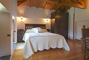 ナビアにあるApartamentos Hacienda Llamabuaのベッドルーム1室(白い掛け布団付きのベッド1台付)