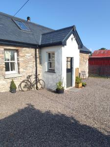 ein Haus mit einem Fahrrad, das draußen geparkt ist in der Unterkunft The Old House at Belfield in Tralee