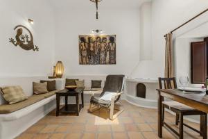 Las BreñasにあるJaretas - Apartamento rural con piscinaのリビングルーム(ソファ、ピアノ付)