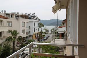 - un balcon offrant une vue sur la rue dans l'établissement Kaya Suite Sunrise, à Fethiye