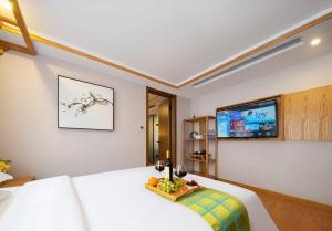 Xiangxi's Lovely - Yangyun Hotel的电视和/或娱乐中心